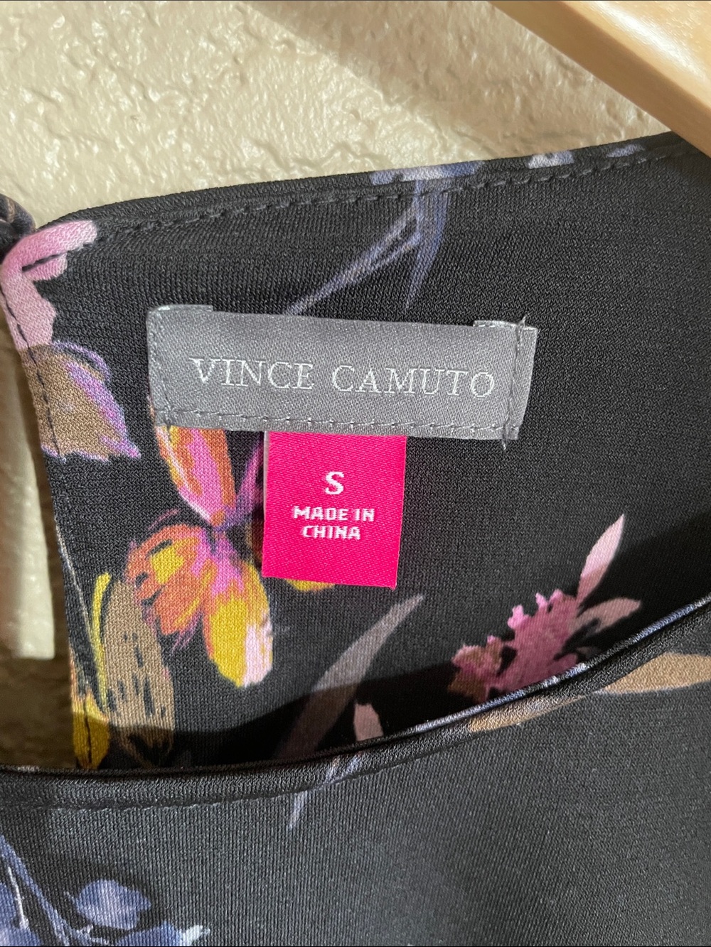 Vince Camuto Women’s Black Floral Ruffle Sleeve Top with Smocked Waist Size S - Picture 4 of 6
